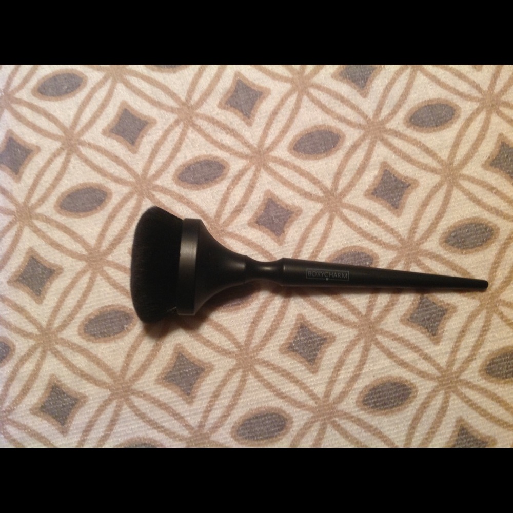 Boxy charm fluff brush